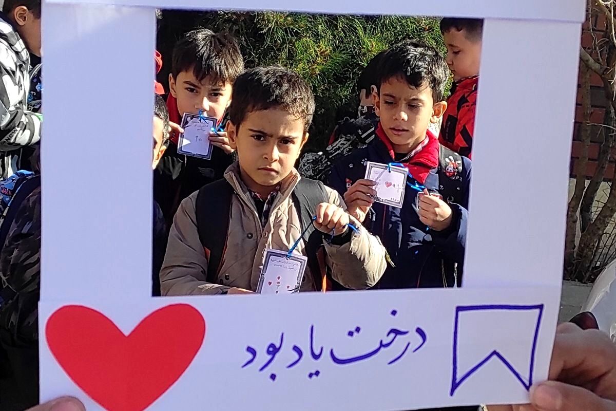 اجرای طرح «لاله‌های روشن» در دبستان شهید نوروزعلی حسینی