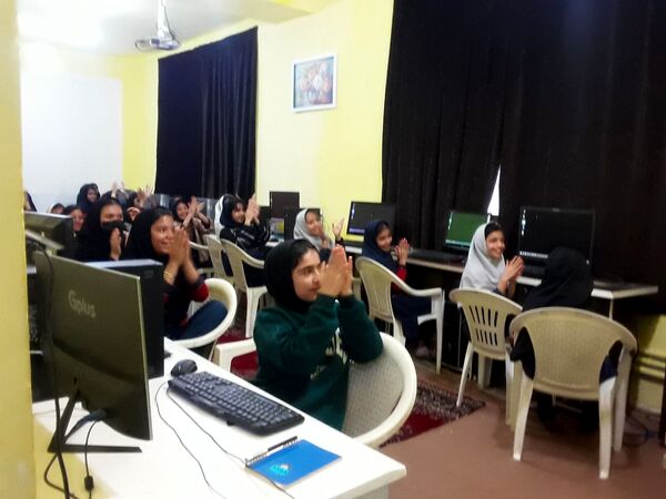 کلاس یادگیری کار با رایانه در کانون لقمان