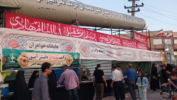 دانش‌آموزان با عشق در موکب امام حسین (ع) پذیرای زائران شدند