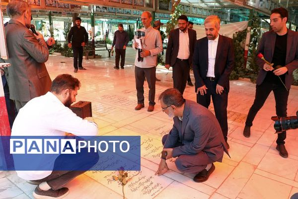 آیین غبارروبی مزار شهدا با حضور اصحاب رسانه در قم