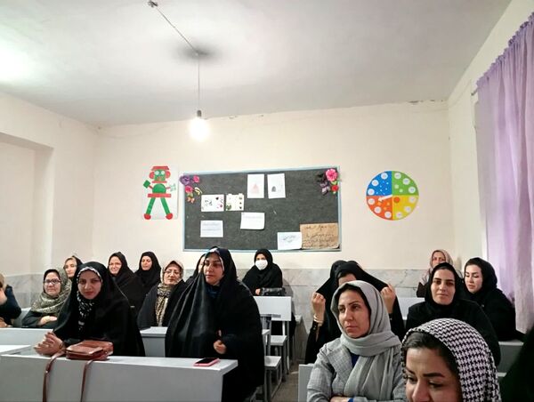 دومین جلسه انجمن اولیا در دبستان سمیه کاشمر