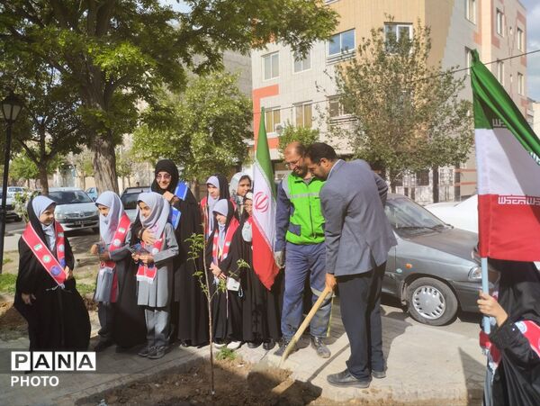 کاشت و پرورش نهال در مدرسه شاهد شهید ناصری