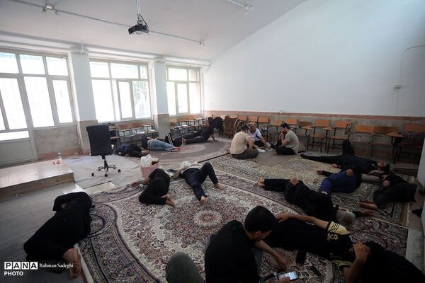 بازدید رئیس دانشگاه فرهنگیان از موکب‌های پذیرای زائرین مراسم امام شهید در این دانشگاه