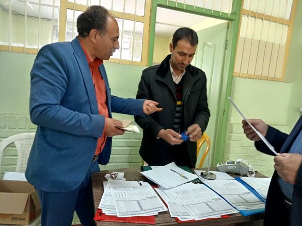 جلسه انجمن اولیا و مربیان تخصصی پایه های دهم دبیرستان نمونه آیت الله خامنه ای برگزار شد