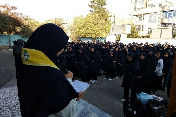 محفل انس با قرآن و گفتمان دینی با یادبود شهدای مقاومت در دبیرستان هوشنگی
