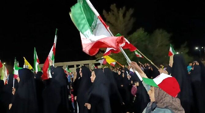 میدان، میعادگاه شبانه مردم برای دفاع از میهن 