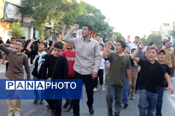 جلوه‌های حماسی از حضور نوجوانان قمی در مراسم تشییع شهدا 