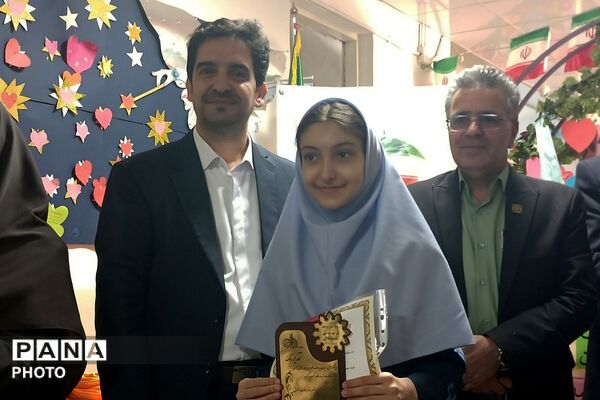 تجلیل از برگزیدگان جشنواره هنری فردا و المپیاد ورزشی در دبستان رضوان بهارستان‌دو