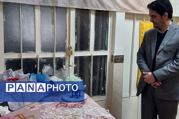 افتتاحیه نمایشگاه «مدرسه انقلاب» در مدرسه شهید شرافت بهارستان‌دو