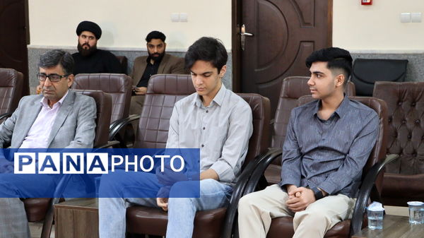 دیدار نخبگان دانش‌آموزی با نماینده ولی فقیه در استان بوشهر 