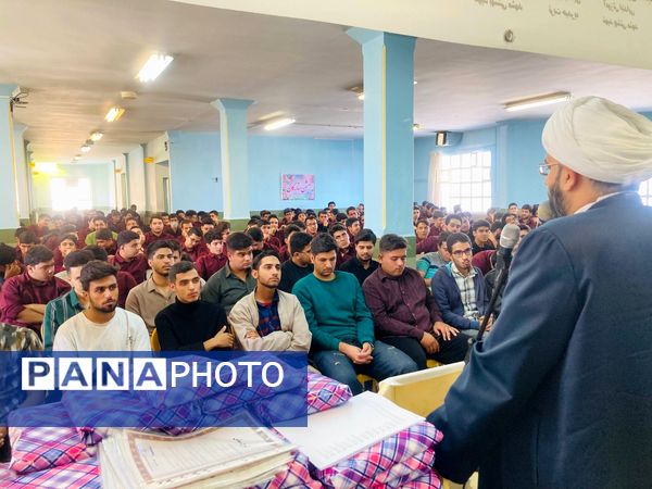  از دانش‌آموزان برتر کنکور در «جشن ستارگان» دبیرستان نمونه آیت‌الله خامنه‌ای تجلیل شد 