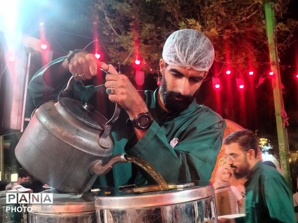 خدمت‌رسانی چایخانه حضرت زهرا(س) در دویست‌و‌یازدهمین شب شهادت قائد امت اسلام