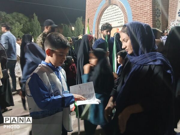  میز خدمت به میزبانی مدرسه پسرانه شهید مهدی غفاری در تجمعات شبانه شهر فرون آباد
