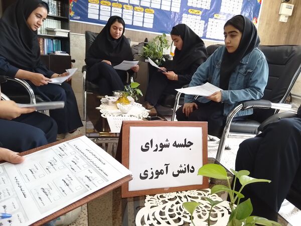 برگزاری اولین جلسه شورای دانش‌آموزی در دبیرستان دخترانه فاطمیه