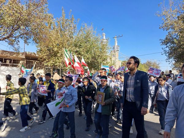 قدم‌های کوچک، ایمان‌های بزرگ؛ حضور باشکوه دانش‌آموزان دبستان برادران ابراهیمی‌نیا در ۱۳ آبان