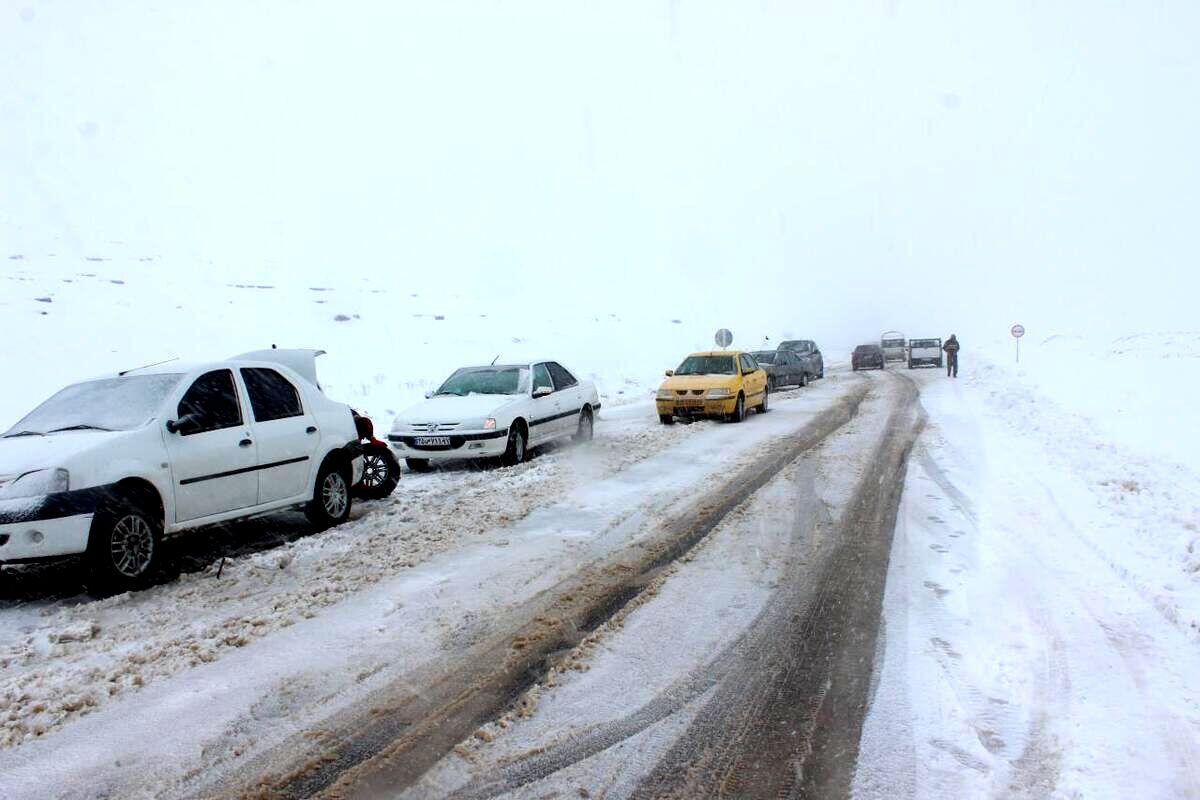 بارش برف و باران در جاده‌های ۱۳ استان کشور