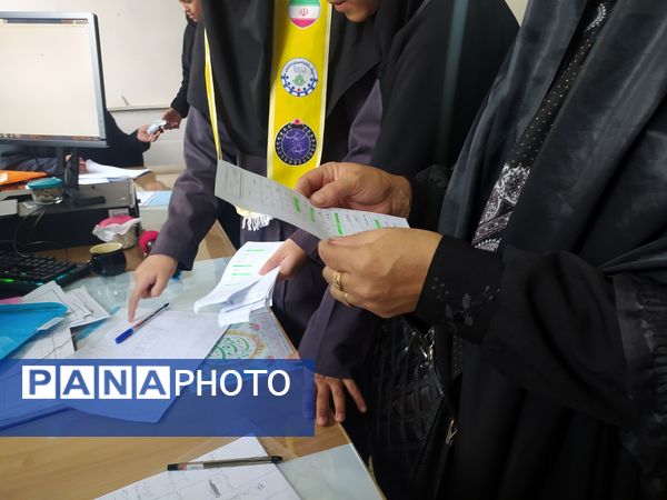 دیدار دبیران با اولیا و تحویل بیلان کار آبان در دبیرستان حاج تقی نجفی 