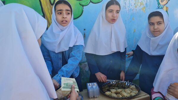 جشنواره فروش غذاهای سالم با مشارکت دانش آموزان مدرسه شهید رجایی ۱ منطقه پردیس 