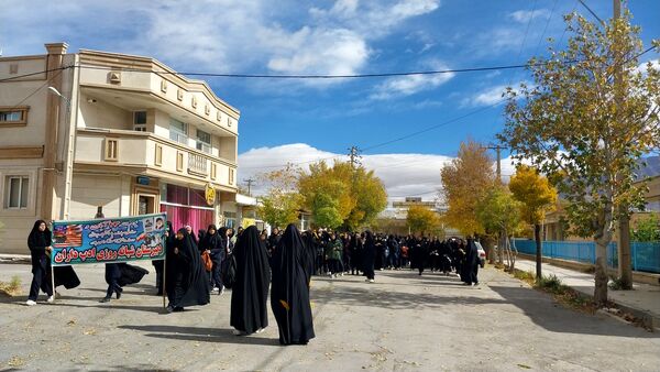 حضور پرشور دانش‌آموزان فریدنی در راهپیمایی 13 آبان
