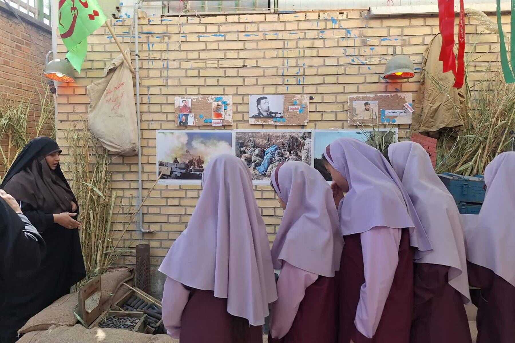بازدید دانش‌آموزان مدارس قیامدشت و مسئولین شهری از نمایشگاه دفاع مقدس حوزه های مقاومت بسیج شهر قیامدشت