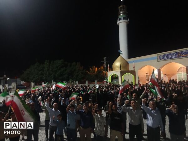جلوه معنوی در سندرک؛ پرچم متبرک حرم اباعبدالله (ع) و عبای رهبر معظم انقلاب در تجمع مردمی
