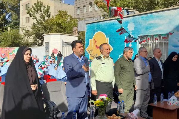 زنگ جشن شکوفه‌ها در مدرسه «آیین روشن» شهریار نواخته شد