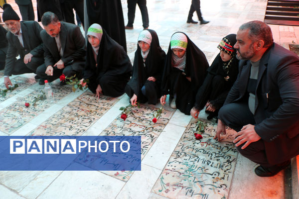 گلباران مزار شهدای گروه سرود دانش‌آموزی در قم