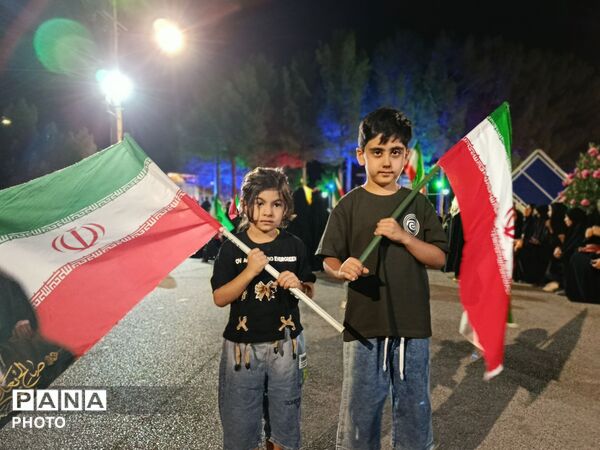 اجتماع شبانه نوجوانان شهرستان رشتخوار در سوگ رهبر شهید