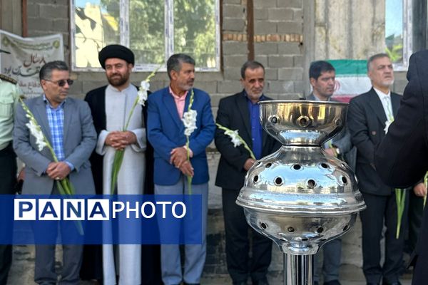 غبارروبی مزار شهدا در امام زاده حسن(ع) نسیم‌شهر