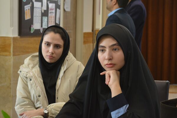 برای اولین‌بار برگزاری کافه ۵۷ در دبیرستان‌ نمونه دولتی ولایت بهارستان‌دو