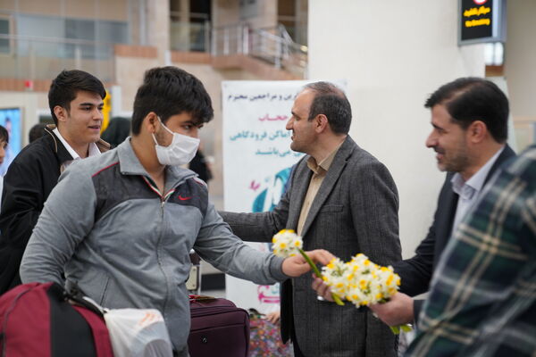 بازگشت دانش‌آموزان اعزامی به سفر عمره مفرده و استقبال خانواده ها در  فرودگاه بین المللی شهید بهشتی اصفهان 