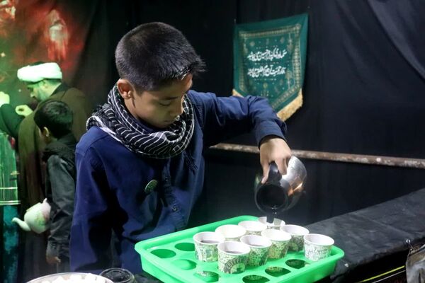 خادمی نوجوانان در عزاداری سید و سالار شهیدان در مشهد
