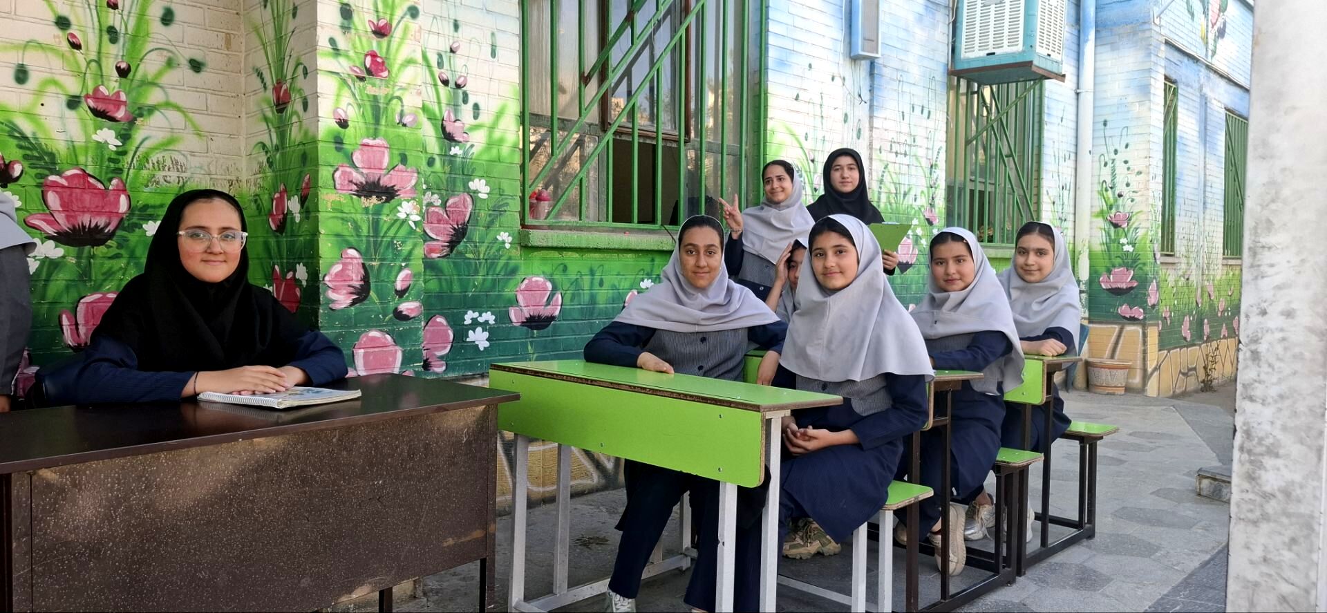 جشن روز معلم در دبستان نیایش ۲