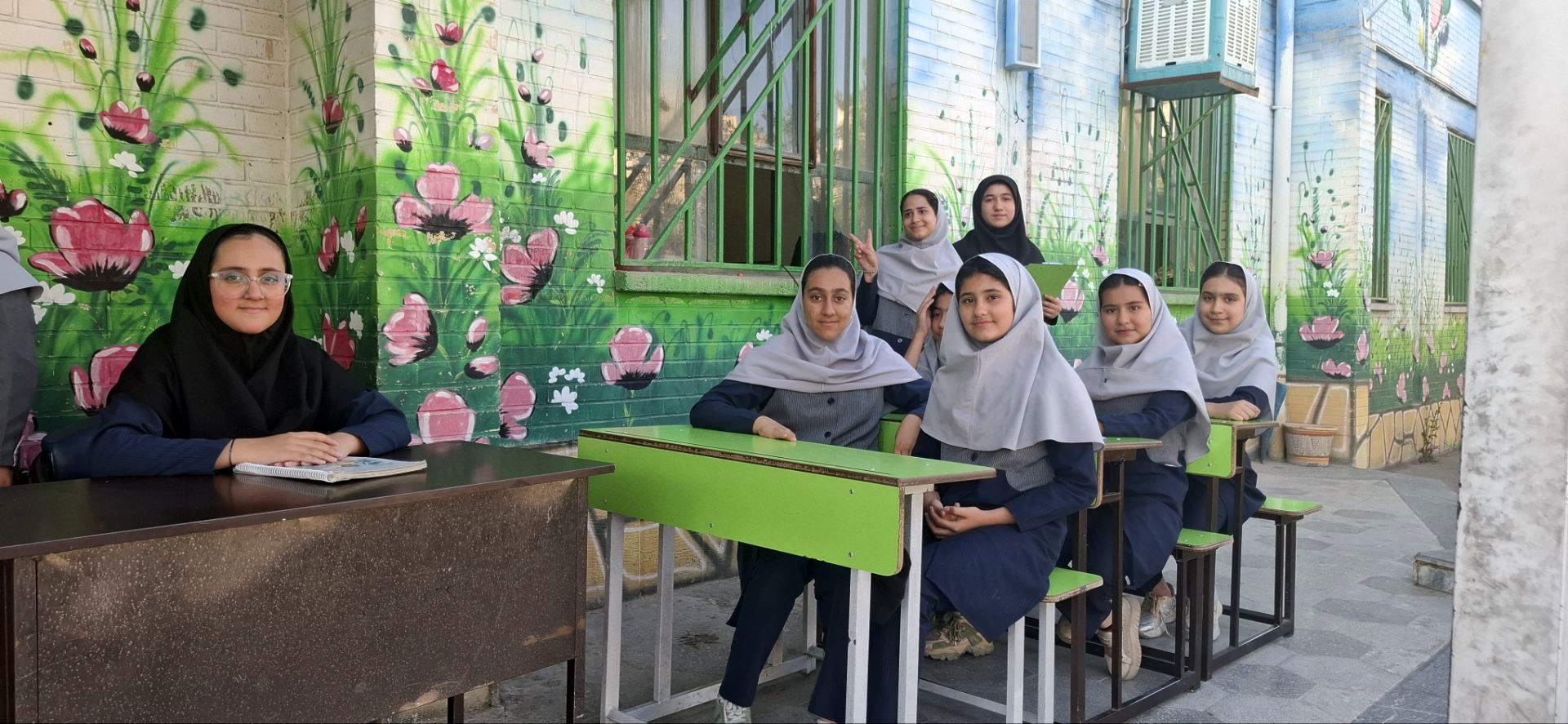 جشن روز معلم در دبستان نیایش ۲