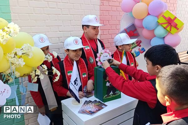 جشن عاطفه‌ها در دبستان ایمان همزمان با سراسر کشور
