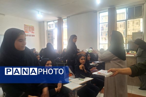 تقدیر از برگزیدگان مسابقات دانش‌آموزی در کلاس‌های درس