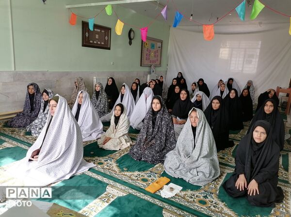نمازجماعت و جزء‌خوانی در دبیرستان حاج مهدی روحانی ارغا شهرستان خلیل آباد