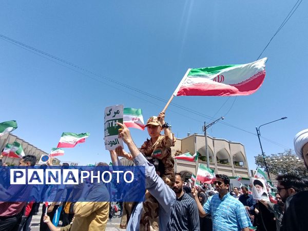 راهپیمایی جمعه خشم و نصر با حضور پرشور مشهد مقدس برگزار شد