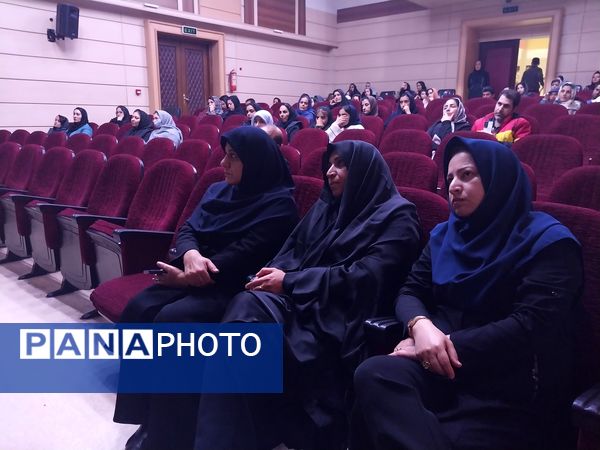 جلسه هدایت تحصیلی دانش‌آموزان ناحیه۶ در فرهنگسرای ترافیک