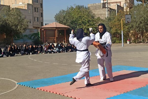 برگزاری برنامه های شاد و متنوع به مناسبت هفته تربیت بدنی در دبیرستان فضیلت شاهد