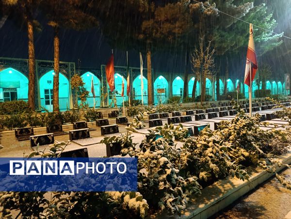 حال و هوای گلزار شهدا با بارش برف الهی