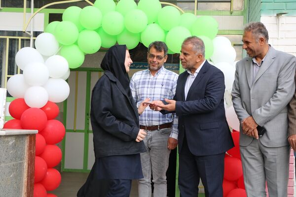 تجلیل مدیرکل آموزش و پرورش آذربایجان غربی از دانش‌آموز سخنران در نشست با رئیس جمهور