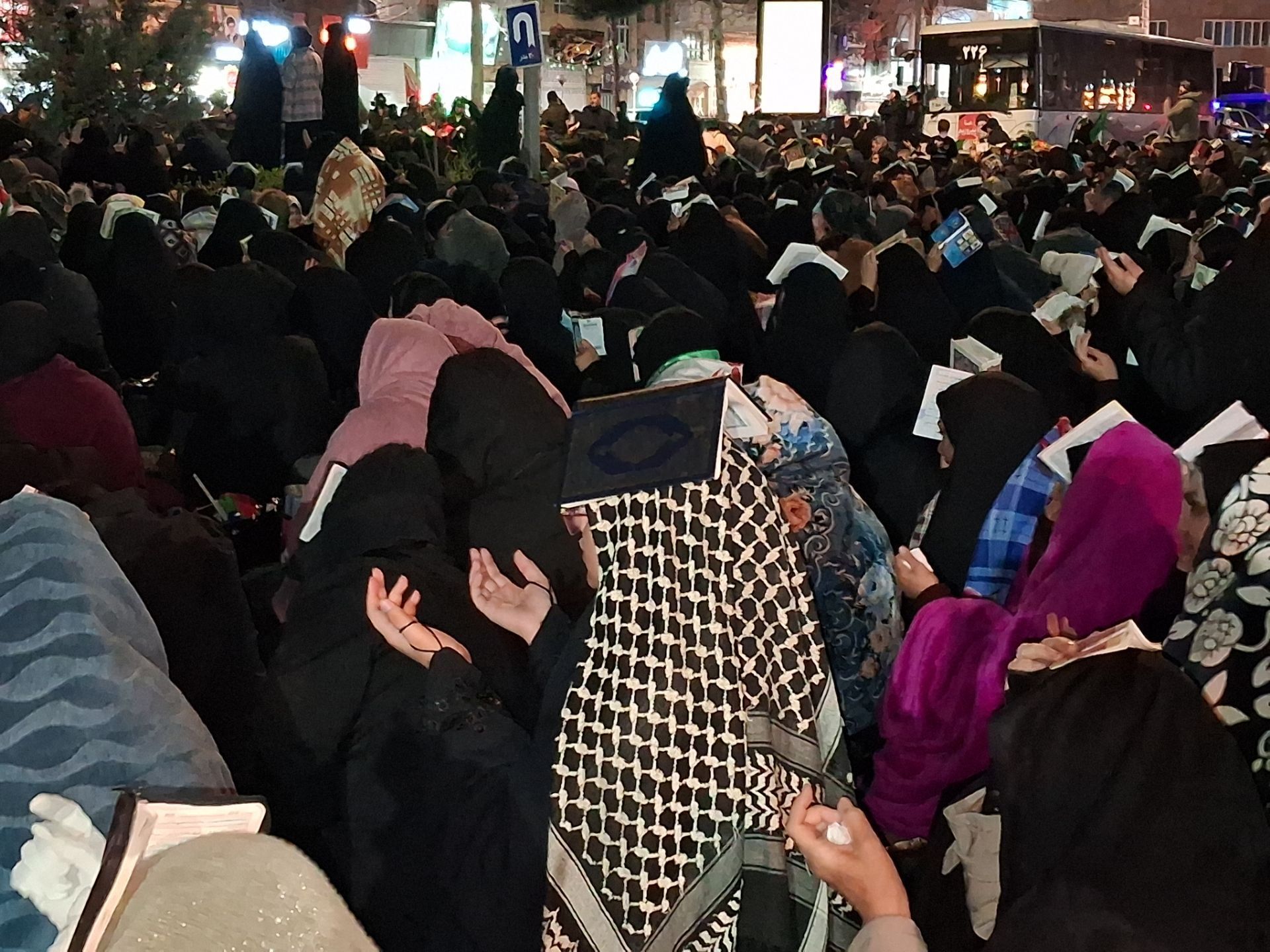 مراسم احیا در اولین شب قدر و هشتمین شب مراسم شهادت ایت الله خامنه ای 