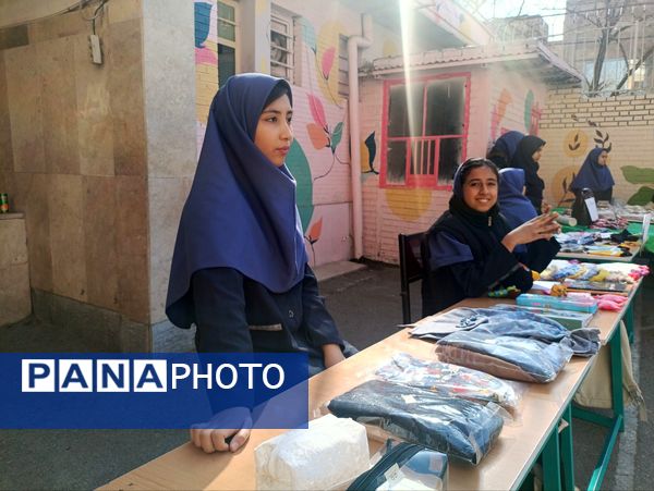 برپایی بازارچه دانش آموزی در دبیرستان دکتر جواد حداد۲ 