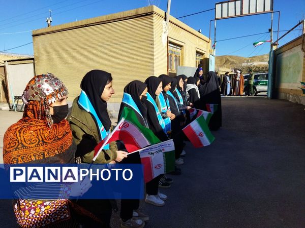 نواختن زنگ انقلاب به‌مناسبت دهه فجر در راز و جرگلان