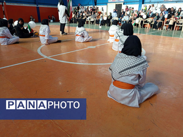 تقدیر از دختران برگزیده مسابقات ورزشی در شهر جعفریه قم