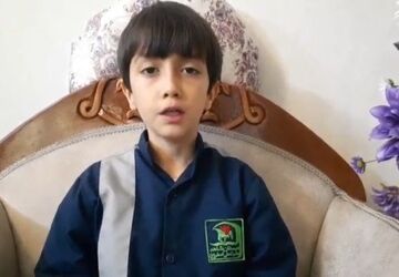 دکلمه خوانی دانش‌آموز دبستان شاهد علی اصغر به مناسبت فرارسیدن دهه مبارک فجر 
