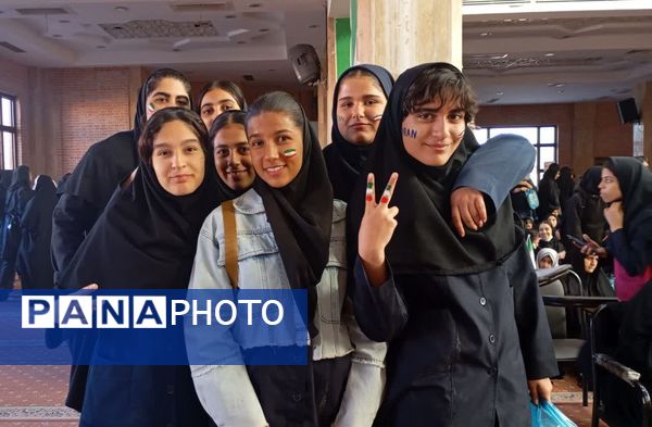 حضور پرشور نسل دهه‌هشتادی و نودی در راهپیمایی ۱۳ آبان