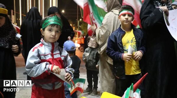 الله اکبر و پرچم ایران؛ نماد مقاومت نوجوانان همدانی در تجمعات شبانه