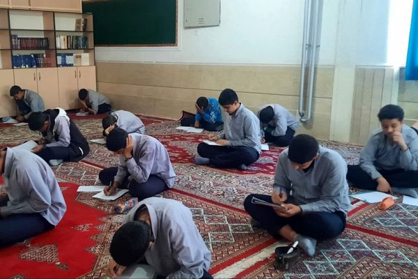  برگزاری امتحانات در دبیرستان هیات امنایی رازی 